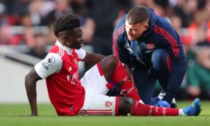 Bukayo Saka của Arsenal được điều trị trước khi bị thay ra trong hiệp một.
