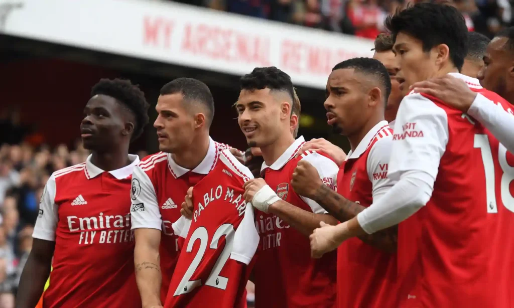 Gabriel Martinelli và Granit Xhaka giơ áo đấu của Pablo Marí sau bàn thắng mở tỷ số của Arsenal trước Nottingham Forest