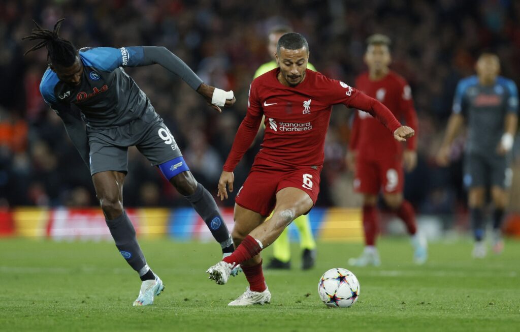 Napoli và Liverpool dắt tay nhau vào vòng 16 đội Champions League.