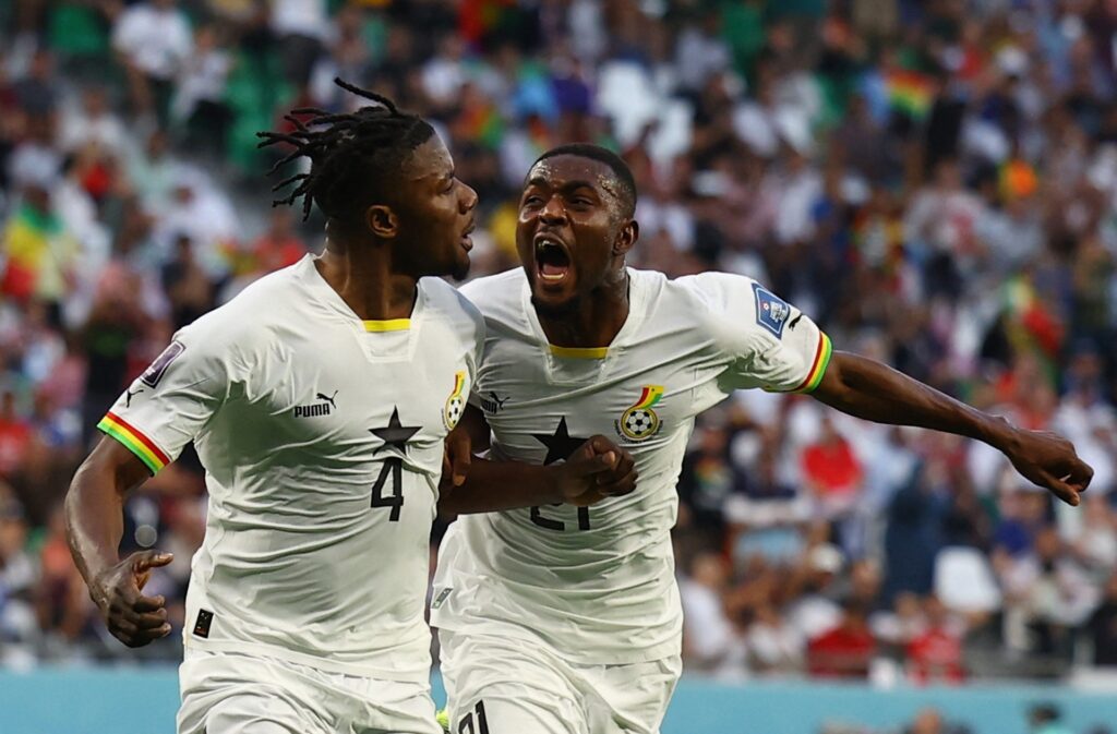 Ghana mở tỷ số sau một tình huống ghi bàn gây tranh cãi. Ảnh: Reuters.