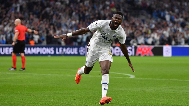 Mbemba mở tỉ số cho Marseille