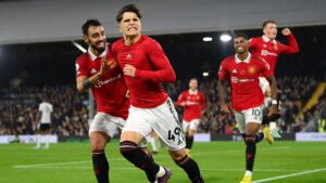 Đồng đội mừng bàn ấn định chiến thắng cho Manchester United cùng Garnacho (số 49). 