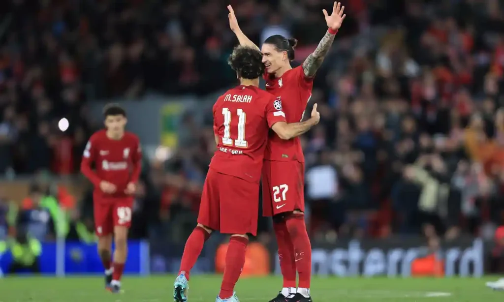 Darwin Nunez được Mohamed Salah chúc mừng sau khi bàn thắng ở phút bù giờ của anh ấn định chiến thắng của Liverpool