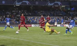 André-Frank Zambo Anguissa hạ Alisson nâng tỷ số lên 2-0 trong trận Napoli thắng Liverpool 4-1 ngày 7/9. Ảnh: ANSA