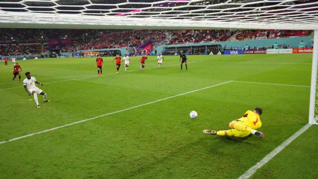 Thủ môn người Bỉ Thibaut Courtois từ chối Alphonso Davies ghi bàn thắng đầu tiên trong lịch sử của Canada tại World Cup