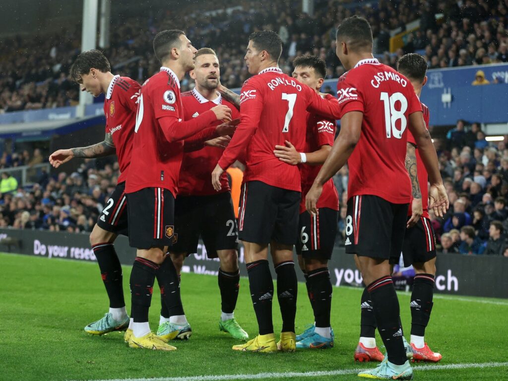 Manchester United thắng Fulham 2-1 ở vòng 16 Ngoại hạng Anh