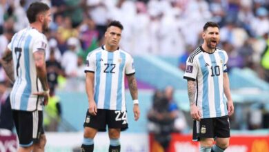 Lionel Messi nhìn Argentina gục ngã