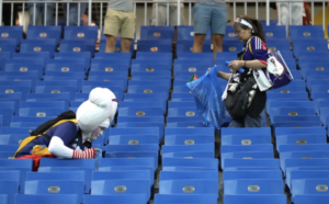 Người hâm mộ Nhật bản dọn dẹp sân vận động sau chiến thắng ngoạn mục của các Samurai 