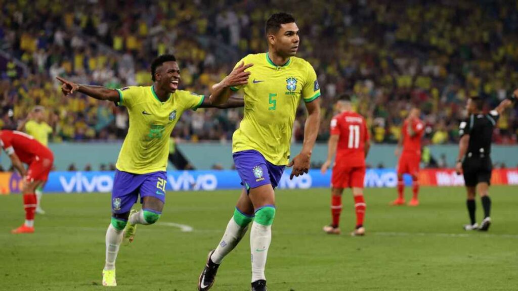 Pha lập công xuất sắc của Casemiro giúp Brazil giành vé vào vòng 16 đội.