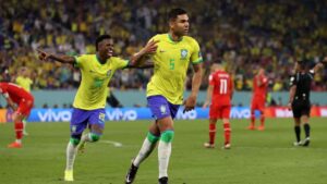 Pha lập công xuất sắc của Casemiro giúp Brazil vào vòng loại trực tiếp