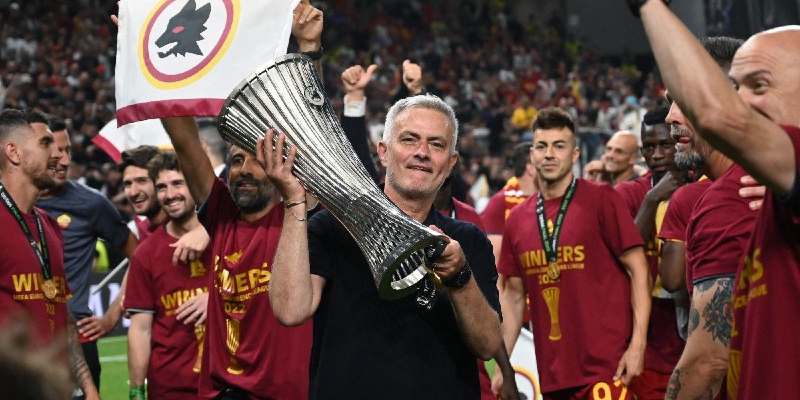 Mourinho nâng cup cùng AS Roma