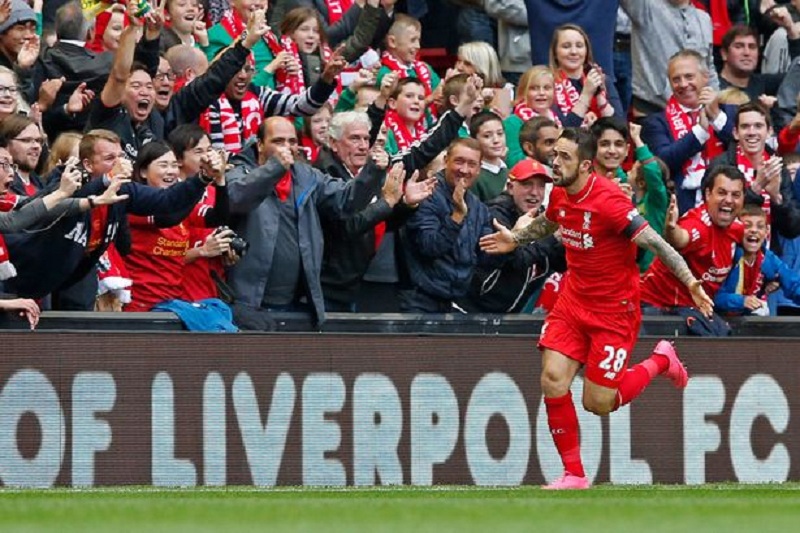 Danny Ings bắt tay với người hâm mộ trong trận đấu cho Liverpool