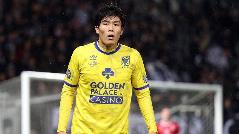 Cầu thủ Tomiyasu với lối kiểm soát bóng tốc độ trong trận ra mắt cho Bologna