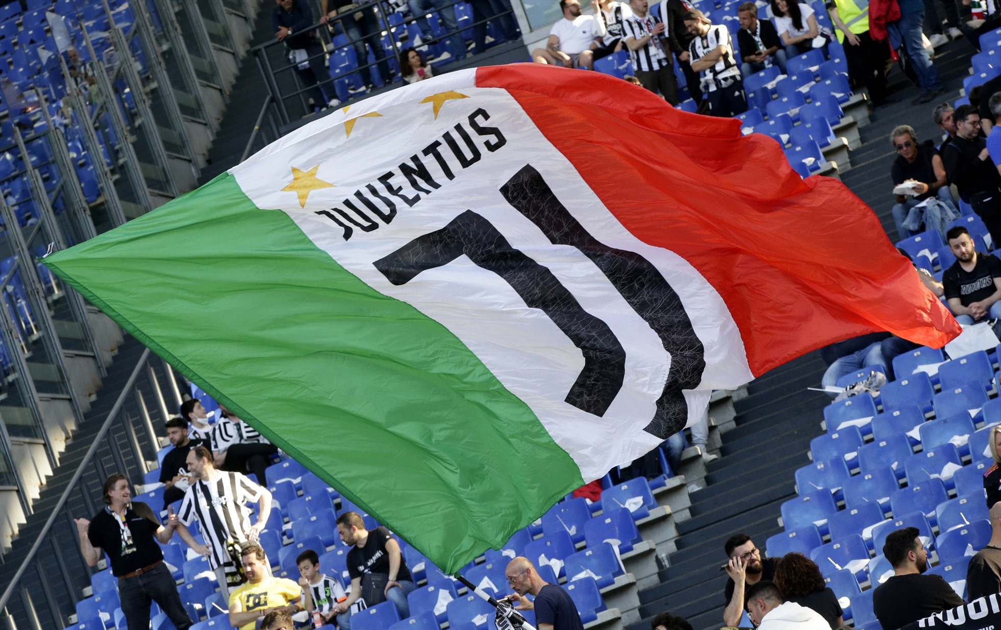FIGC ra án phạt trừ 15 điểm trước các gian lận của Juventus