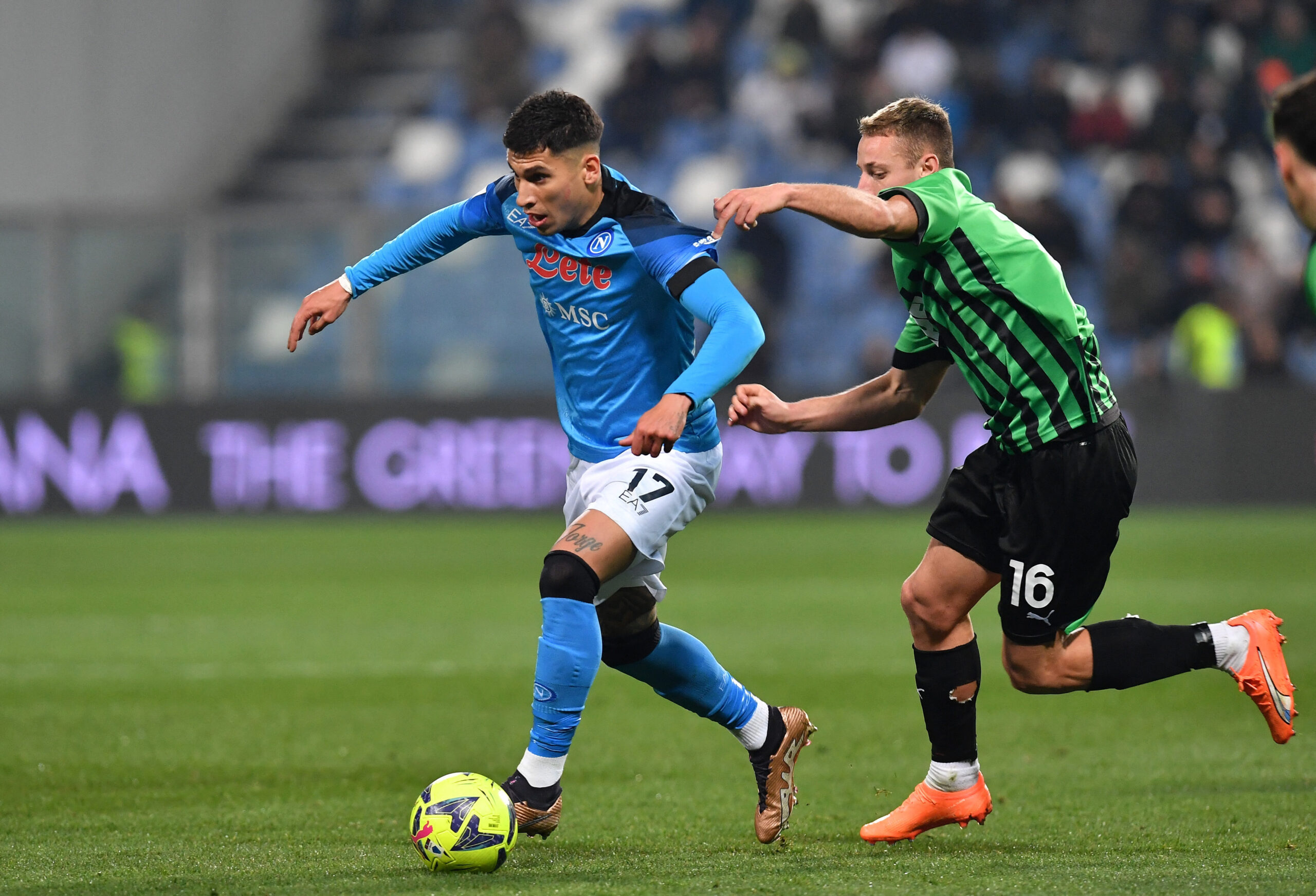 Napoli thắng Sassuolo 2 - 0 giúp gia tăng cách biệt lên 18 điểm với Inter Milan