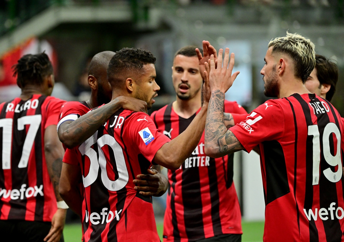AC Milan cách biệt tới 15 điểm với Napoli