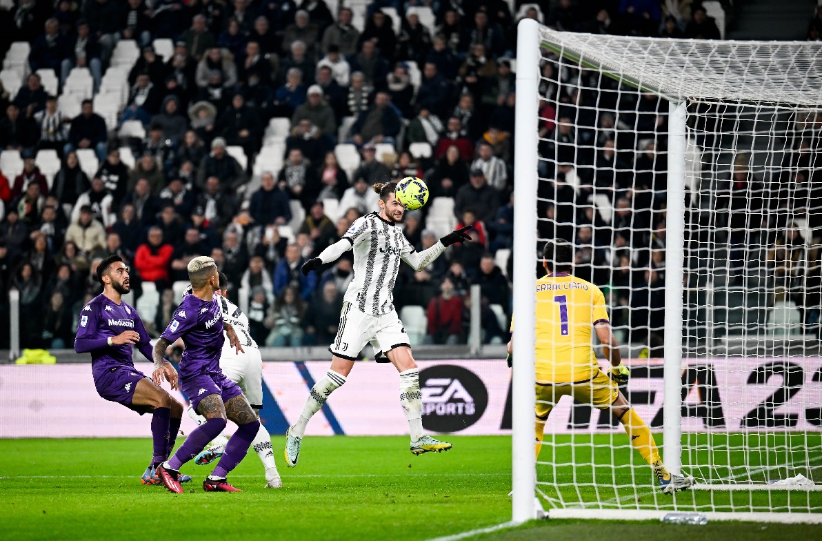 Rabiot thực hiện cú đánh đầu giúp Juventus có được chiến thắng tối thiểu 1 - 0 trước Fiorentina