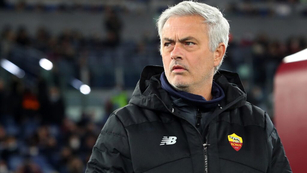 HLV Jose Mourinho đang khiến BLĐ AS Roma không mấy hài lòng về mùa giải năm nay