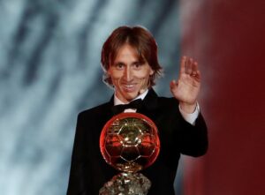 Luka Modric bên Quả bóng vàng danh giá năm 2018