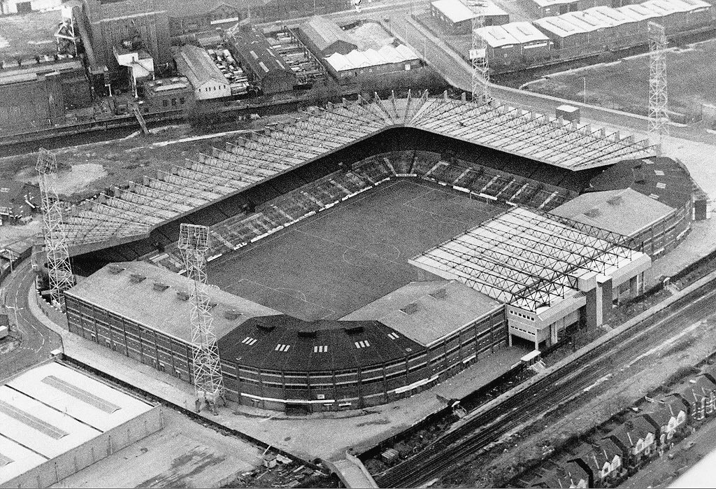 Trong quá khứ, Old Trafford đã được nâng cấp, cải thiện và thay đổi nhiều lần