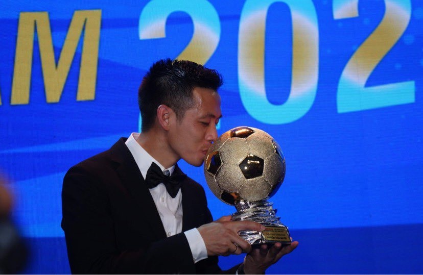 Văn Quyết nhận quả bóng vàng Việt Nam 2022