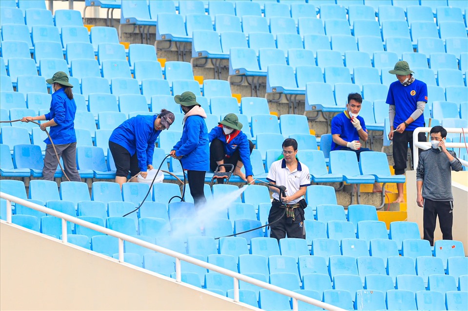 Những sinh viên tình nguyện đang cố gắng khắc phục chuẩn bị cho trận bán kết giải đấu AFF cup vừa qua