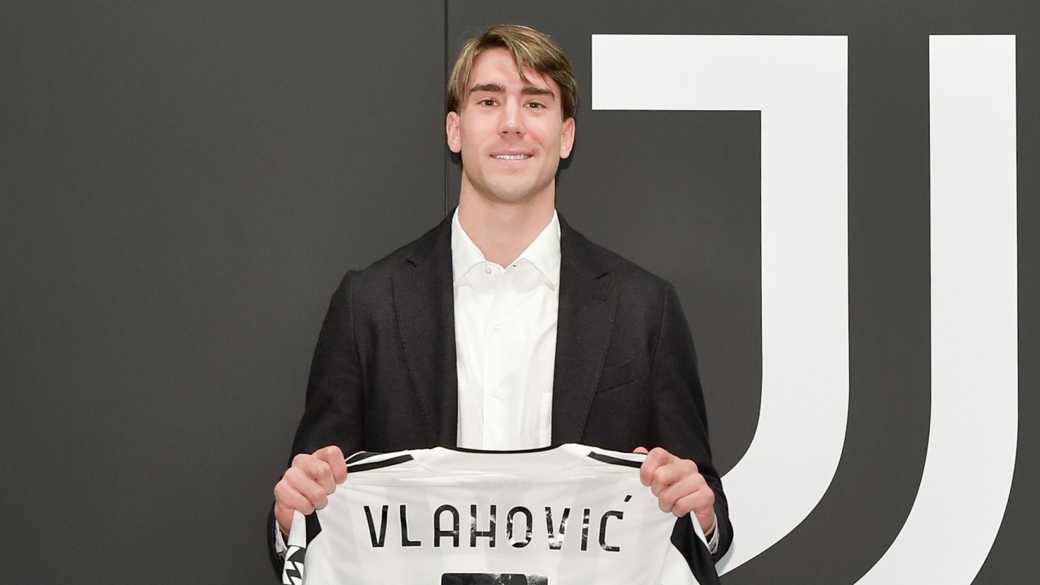 Vlahovic đến Juventus với bản hợp đồng 85 triệu euro