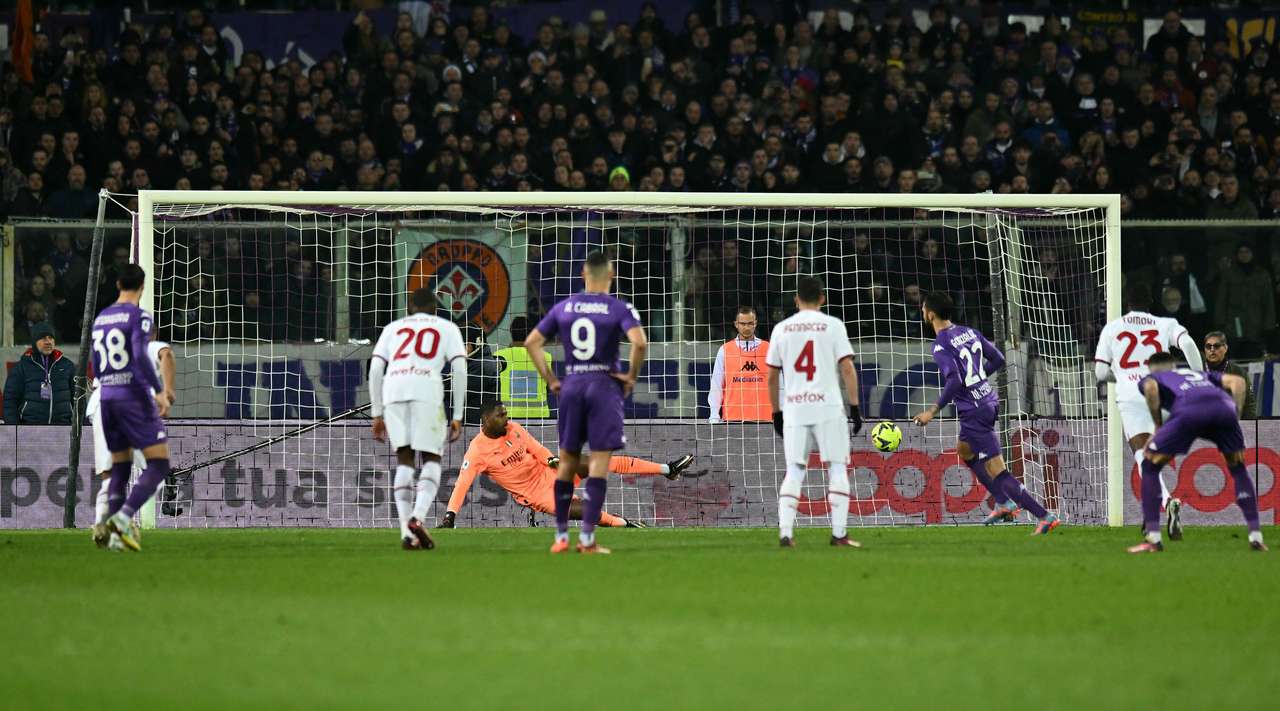 Để thua Fiorentina, AC Milan để mất cơ hội soán ngôi top 2 của Lazio