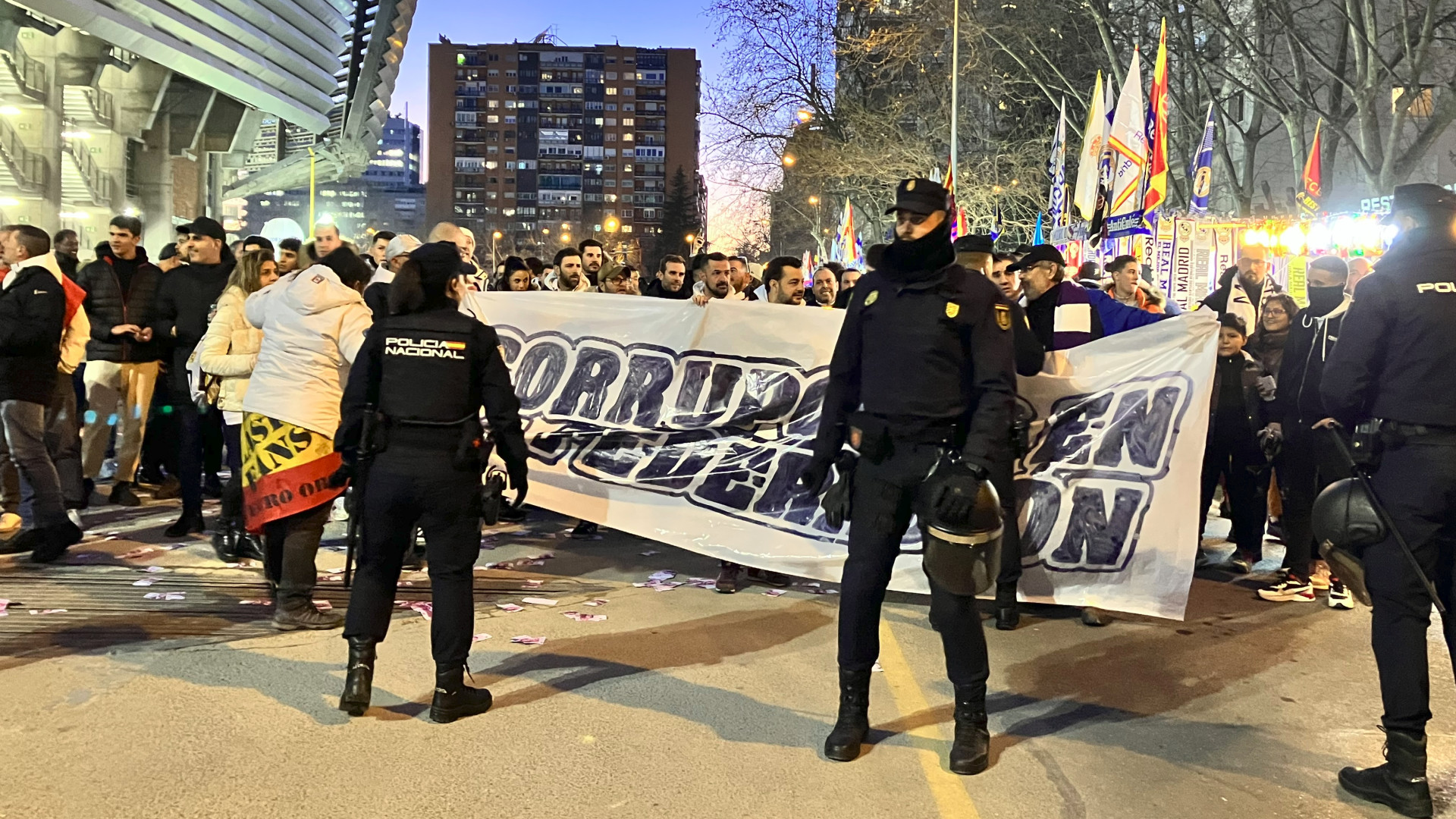Các fan hâm mộ của Real Madrid đã biểu tình phản đối Barca ngay trước khi El Clasico diễn ra
