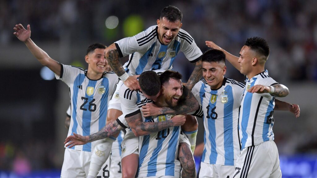 Leo Messi và các đồng đội ở ĐT Argentina ăn mừng sau khi có bàn thắng thứ 2 vào lưới của Panama