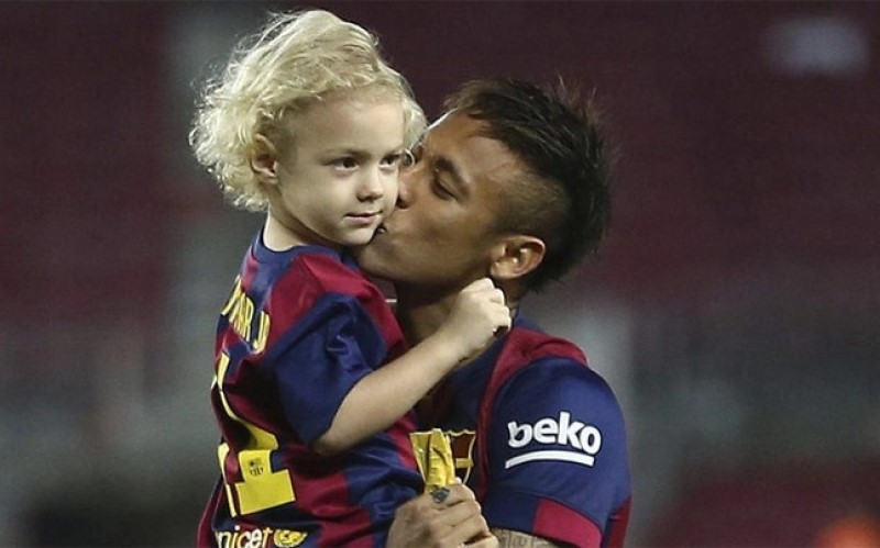 Dù có đôi phần hào nhoáng trong cuộc sống, thế nhưng Neymar luôn yêu thương hết lòng cậu con trai của mình