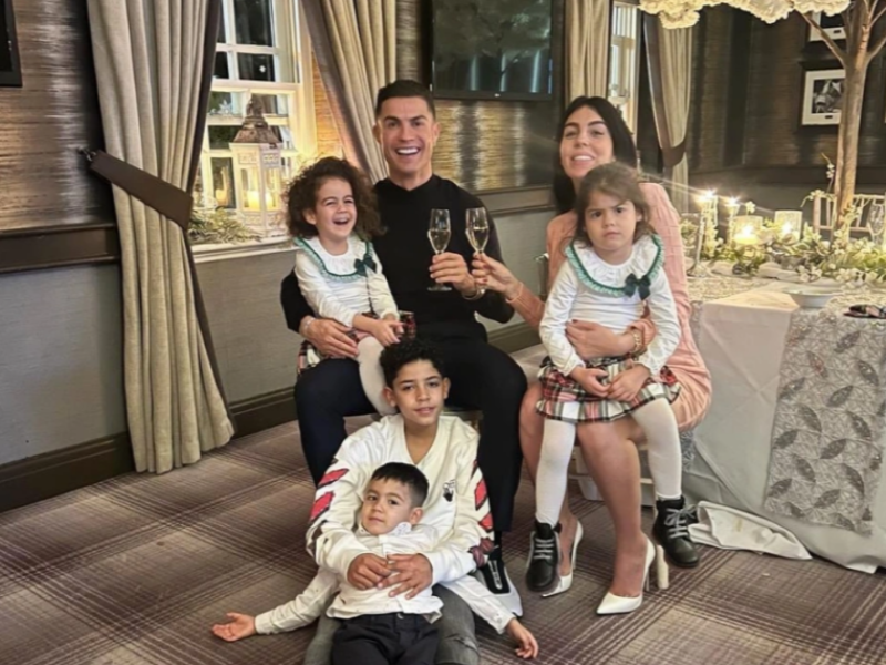 Dù rất phúc tạp, thế nhưng người hâm mộ vẫn thấy được những khoảng khắc dễ thương, hạnh phúc từ gia đình Ronaldo