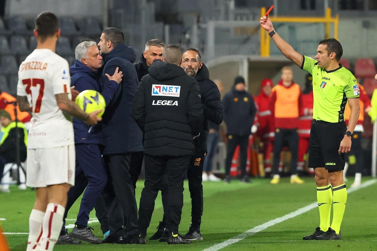 HLV Jose Mourinho bị cấm chỉ đạo 2 trận gần nhất của AS Roma