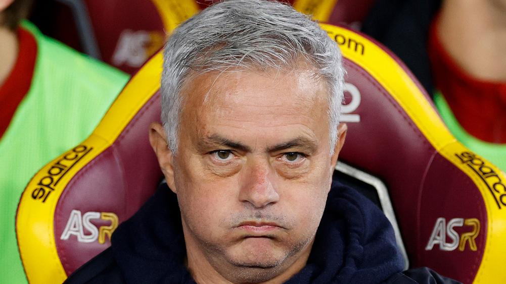 Mùa giải trước đó, HLV Jose Mourinho cũng từng nhiều lần bị truất quyền chỉ đạo trận đấu
