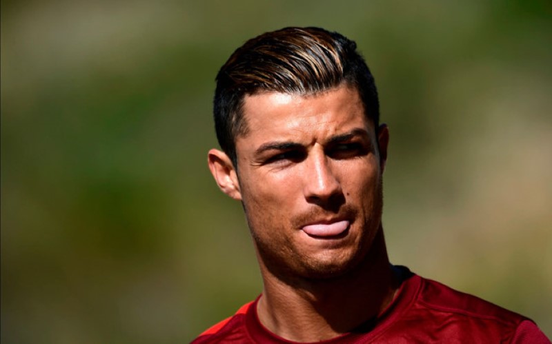Quá chán với kiểu tóc lịch sự, Ronaldo quay trở lại với mái đầu nhuộm của mình