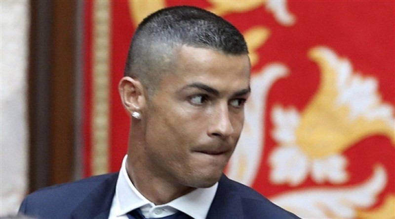 Cũng trong cùng năm thì Ronaldo lần đầu tiên cạo trọc mái đầu của mình