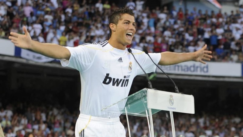 Kiểu tóc đơn giản lịch sự vẫn được Ronaldo giữ nguyên sang Real Madrid, thế nhưng được vuốt keo bóng bảy