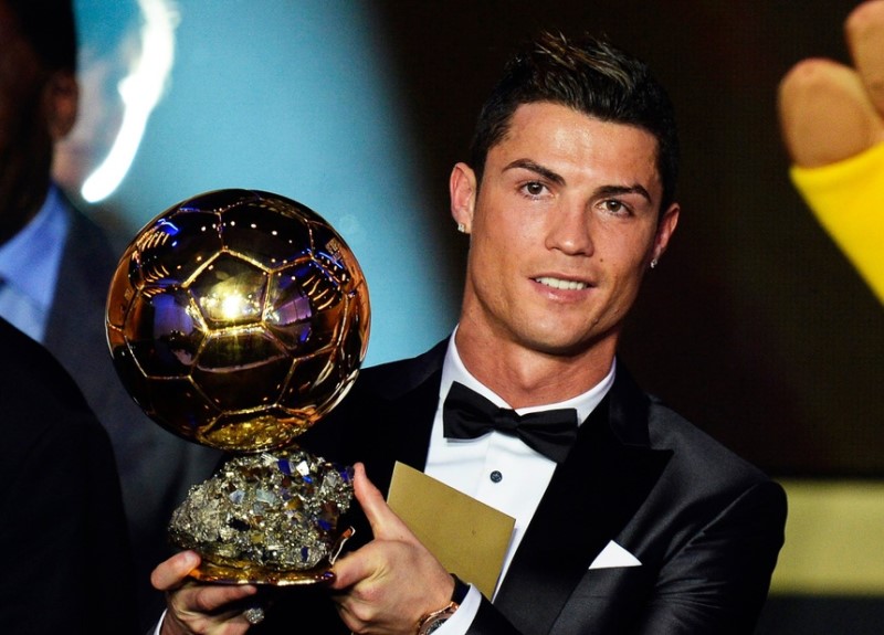 Lần thứ 2 nhận giải thưởng quả bóng vàng Ronaldo lại quay trở lại kiểu đầu cá tính