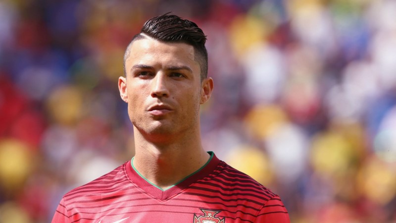 Kiểu tóc Ronaldo tại World Cup được cạo lệch hẳn sang một bên khá thu hút