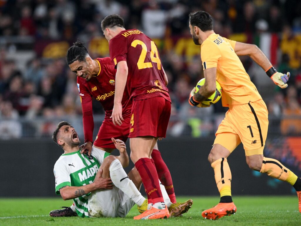 Kumbulla nhận thẻ đỏ khiến AS Roma thất thủ trước Sassuolo