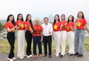 Lê Nguyễn Bảo Ngọc và một số người đẹp khác bị dân mạng chỉ trích vì thói 'làm màu' khi đi thiện nguyện