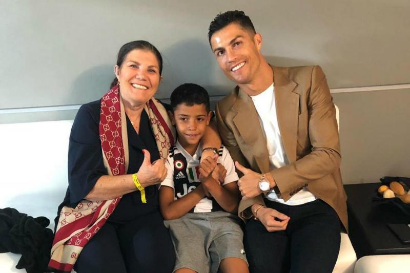 Dù đã nhiều tuổi, nhưng mẹ Ronaldo vẫn luôn bên cạnh để chắm sóc gia đình nhỏ của anh