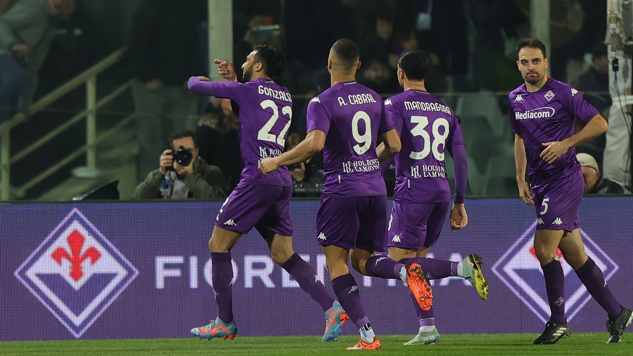 Fiorentina đã đánh bại AC Milan với tỷ số 2 - 1 tại vòng 25 Serie A