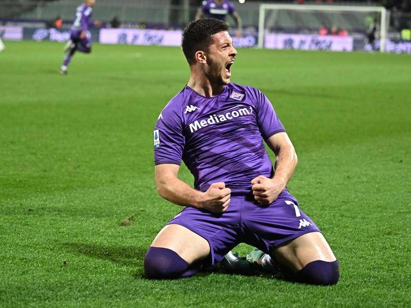 Luka Jovic là người đã thực hiện cú đánh đầu siêu phẩm giúp Fiorentina nhân đôi cách biệt