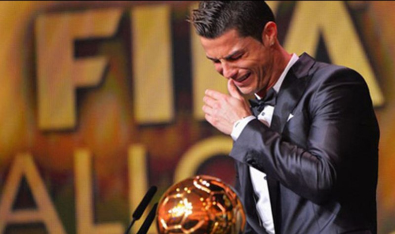 Dù không phải lần đầu nhưng Ronaldo vẫn òa khóc khi nhận giải thưởng quả bóng vàng năm 2013