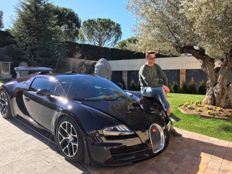 Có vẻ như Ronaldo rất yêu thích hãng xe Bugatti