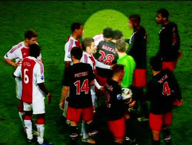 Lần đầu tiên khi Suarez cắn người tại câu lạc bộ Ajax