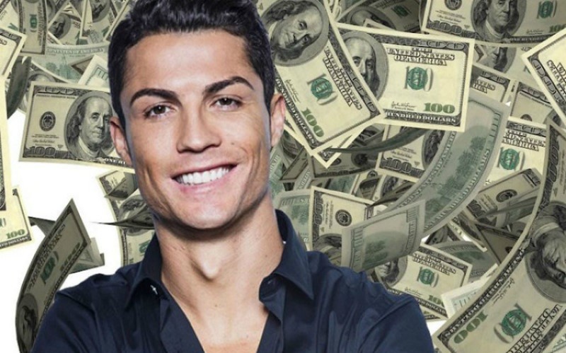Ronaldo là cầu thủ bóng đá đầu tiên có toong tài sản cán mốc tỷ đô