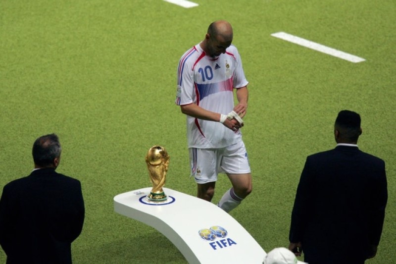 Hình ảnh Zidane cúi đầu, lầm lũi đi vào phòng thay đồ đã ám ảnh rất lâu đối với fan bóng đá