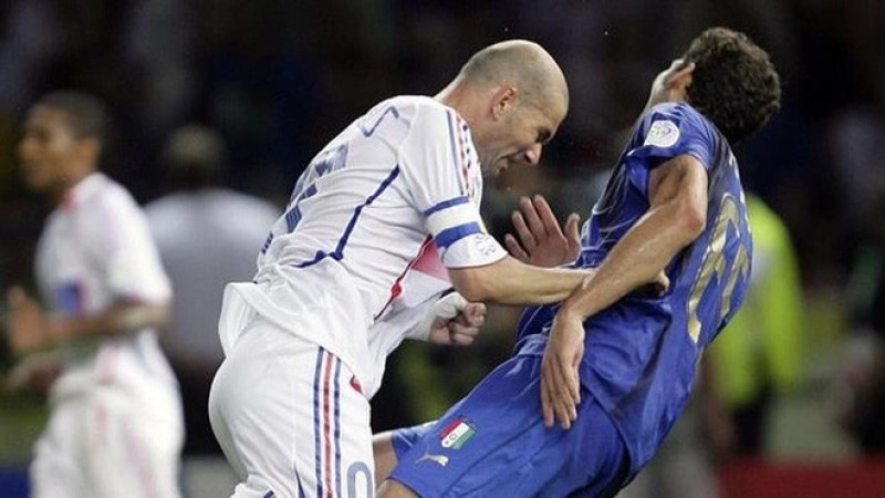 Zidane húc đầu, khi bóng đá vượt qua ranh giới thể thao